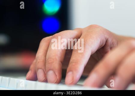Gros plan de la saisie manuelle sur clavier mécanique blanc avec faible profondeur de champ pour le concept de bureau et de travail à distance Banque D'Images