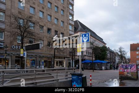 Rue de la ville avec affichage de la station de signalisation de transit souterrain allemand et immeubles d'appartements dans un quartier commerçant calme sur une journée nuageuse. Dusseldorf Banque D'Images