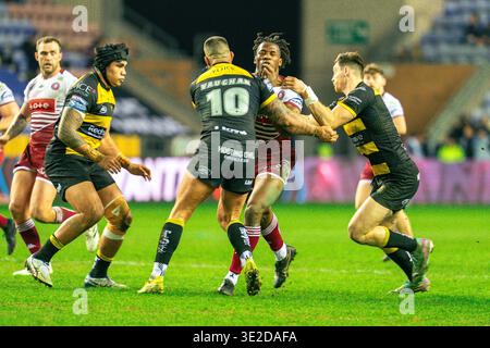 Junior Nsemba de Wigan rencontre le tacle de Paul Vaughan de York lors du match de Betfred Super League entre Warriors et York Knights au Brick Community Stadium, Wigan, Royaume-Uni, le 19 mars 2026. Banque D'Images