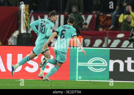 19 mars 2026, stade Olimpico, Rome, Italie ; UEFA Europa League Football match ; Roma versus Bologne ; Federico Bernardeschi du Bologna FC célèbre avec Remo Freuler du Bologna FC après avoir marqué un but à la 47e minute pour 1-2 Banque D'Images