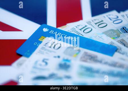 KIEV, UKRAINE - 28 JANVIER 2026 carte bancaire Barclays et billets d'argent en livre britannique sur la table close up. Barclays Bank est la banque la plus populaire au Royaume-Uni Banque D'Images