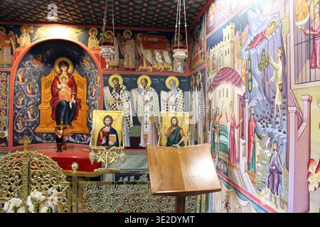 Peintures murales byzantines à Roussanou août 2024 iconographie religieuse et décoration intérieure sacrée dans les Météores en Grèce Banque D'Images