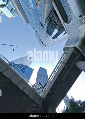 18 mars 2026 - Hong Kong : une photographie saisissante en bas angle montrant un bâtiment futuriste dans le paysage urbain du centre-ville de Hong Kong, capturant le dynamique inter Banque D'Images