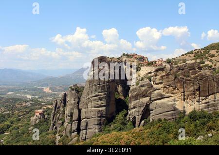 Meteora Monasteries Rocks paysage août 2024 vue panoramique de Great Meteoron, Varlaam, et St Nicolas en Grèce Banque D'Images