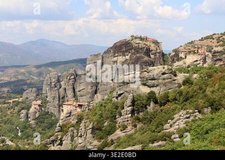 Grand météoron Varlaam Rousanou Saint Nicolas août 2024 quatre monastères historiques sur des piliers de grès dans Météores Grèce Banque D'Images