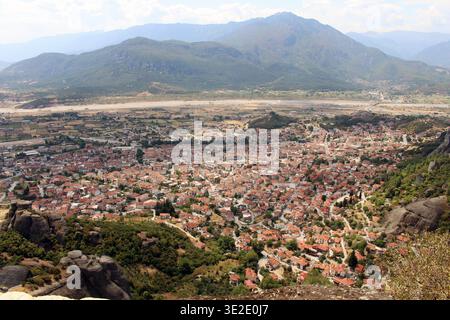 Kalabaka Town View from Meteora août 2024 paysage panoramique de vallée avec des toits rouges dans Meteora Grèce Banque D'Images