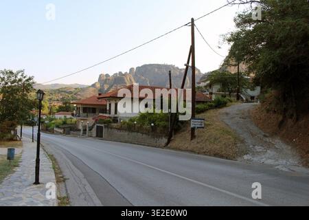 Kastraki Village entrée Meteora août 2024 route menant aux formations rocheuses de montagne Banque D'Images