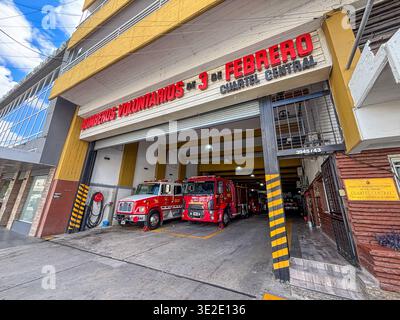 Façade de la gare centrale avec des camions de pompiers prêts pour les urgences. Institution de sécurité civile dédiée à la lutte contre les incendies et au sauvetage. Banque D'Images