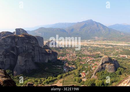 Vue panoramique sur le village de Kastraki août 2024 paysage pittoresque de la vallée avec les rochers des Météores en Grèce Banque D'Images