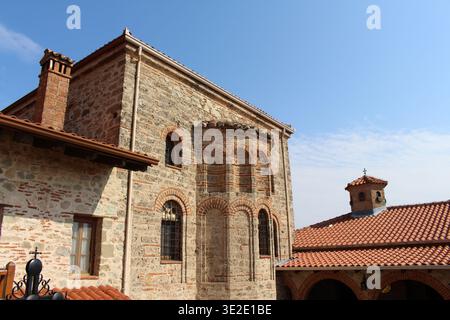 Grand monastère météoron extérieur août 2024 architecture byzantine ancienne en brique et en pierre en Grèce Banque D'Images