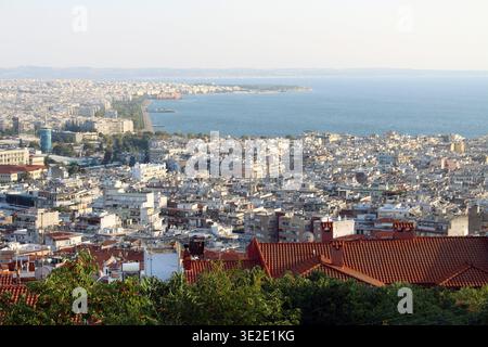 Vue panoramique depuis le monastère de Vlatadon août 2024 Thessalonique paysage urbain surplombant le golfe Thermaic Grèce Banque D'Images