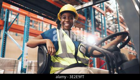 Portrait, chariot élévateur et femme noire avec confiance dans l'entrepôt, la chaîne d'approvisionnement et la gestion des stocks. Flare, fret et travailleur heureux avec la machine Banque D'Images