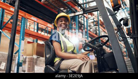 Logistique, chariot élévateur et femme noire avec portrait dans l'entrepôt, la chaîne d'approvisionnement et la gestion des stocks. Fusée, sourire et travailleur avec véhicule pour stock Banque D'Images