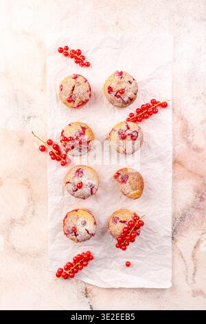Muffins à l'avoine faits maison avec groseilles rouges Banque D'Images