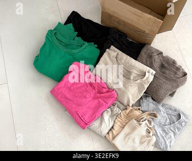 T-shirts pliés assortis de différentes couleurs, y compris vert, rose, gris et beige Banque D'Images