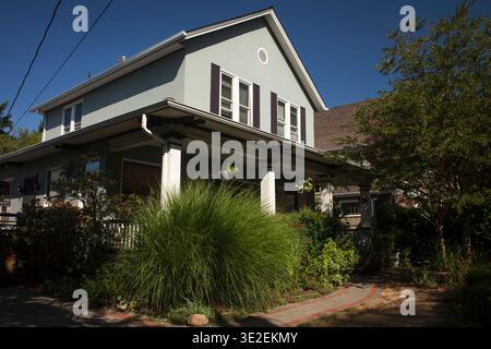 Maison verte claire de deux étages avec un porche et un jardin luxuriant dans le nord-est du Lloyd District, Portland, Oregon Banque D'Images