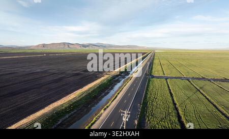 Prise de vue aérienne au-dessus de la route et du canal d'irrigation dans l'Ouest agricole. Banque D'Images