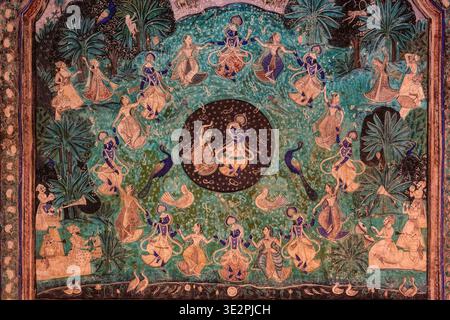 La danse circulaire Raslila est représentée dans une peinture murale détaillée dans la Chitrashala à Bundi, avec des figures et des paons. Bundi Rajasthan Banque D'Images