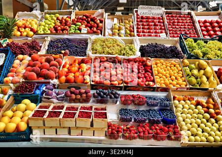 Les étals du marché Kuznechnyy Rynok montrent divers fruits à vendre à Saint-Pétersbourg pendant la journée. Les acheteurs peuvent trouver des produits frais ici. Banque D'Images