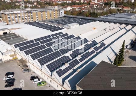 La vue aérienne montre des bâtiments industriels avec des panneaux solaires sur les toits. Banque D'Images
