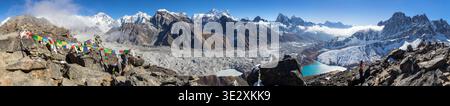 Vue panoramique sur le glacier de Ngozumba et la grande chaîne himalayenne, le mont Everest, Lhotse Cho Oyu et Makalu, le lac et le village de Gokyo, drapeaux de prière, de Gok Banque D'Images