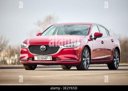 Minsk, Biélorussie - 17 mars 2026 : Mazda 6 GL ou Mazda Atenza troisième génération 2018-2021 vue de face sur fond urbain Banque D'Images