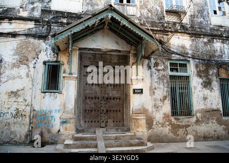 Ancien bâtiment avec porte Zanzibar, tsone Town, Zanzibar, Tanzanie Banque D'Images