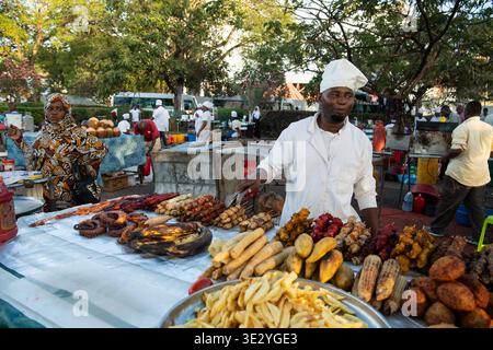 Stand de nourriture aux jardins Forodhani, Stone Town, Zanzibar, Tanzanie Banque D'Images