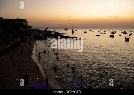 Shangani Beach au coucher du soleil, Stone Town, Zanzibar, Tanzanie Banque D'Images