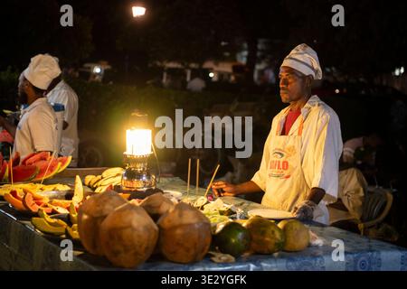 Stand de nourriture aux jardins Forodhani, Stone Town, Zanzibar, Tanzanie Banque D'Images
