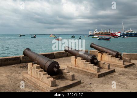 Canons historiques aux jardins Forodhani, Stone Town, Zanzibar, Tanzanie Banque D'Images