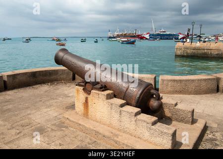 Canons historiques aux jardins Forodhani, Stone Town, Zanzibar, Tanzanie Banque D'Images