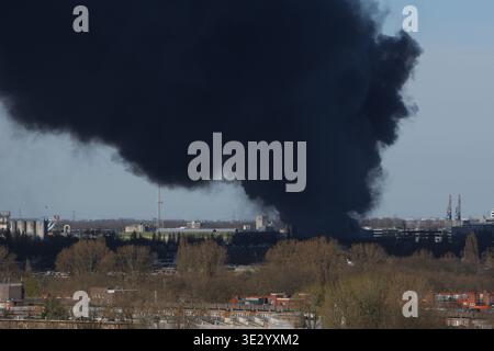 Amsterdam, pays-Bas. 20 mars 2026. AMSTERDAM, PAYS-BAS - 20 MARS : une vue générale montre une grande quantité de fumée au Westpoort le 20 mars 2026 à Amsterdam, pays-Bas. Une NL-Alert vient d'être émise en raison du grand incendie sur le Westpoort. Les pompiers d'Amsterdam combattent un incendie majeur au magasin de scooters. (Photo de Paulo Amorim/Sipa USA) crédit : Sipa USA/Alamy Live News Banque D'Images