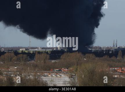 Amsterdam, pays-Bas. 20 mars 2026. AMSTERDAM, PAYS-BAS - 20 MARS : une vue générale montre une grande quantité de fumée au Westpoort le 20 mars 2026 à Amsterdam, pays-Bas. Une NL-Alert vient d'être émise en raison du grand incendie sur le Westpoort. Les pompiers d'Amsterdam combattent un incendie majeur au magasin de scooters. (Photo de Paulo Amorim/Sipa USA) crédit : Sipa USA/Alamy Live News Banque D'Images