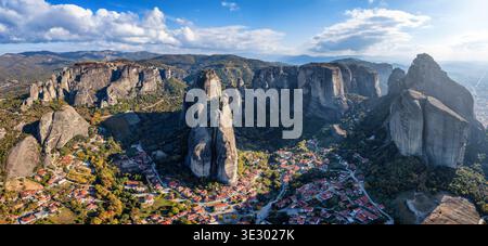 Vue aérienne panoramique des montagnes des Météores, Kalampaka, Grèce, avec le village Kastraki ci-dessous dans la vallée Banque D'Images