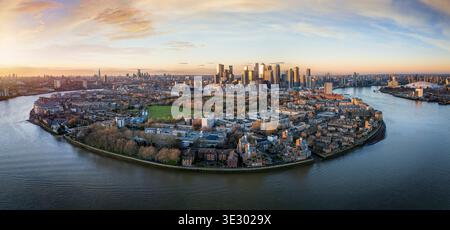 Vue panoramique aérienne du coucher du soleil sur l'île des chiens à Londres avec le quartier financier Canary Wharf et les gratte-ciel de la ville Banque D'Images