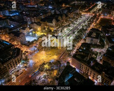 Vue aérienne de nuit de l'horizon illuminé de Barcelone avec le monument Arc de Triomf, Espagne Banque D'Images