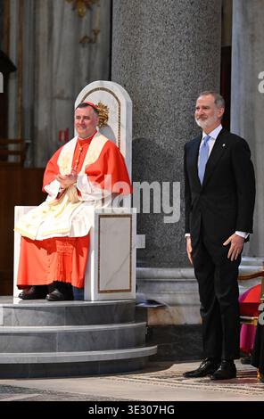 Le roi Felipe VI d'Espagne, accompagné de la reine Letizia, est nommé avec le titre de Protocanon de la basilique de Santa Maria Maggiore lors d'une cérémonie d'investiture dans la basilique de Rome, Italie, le 20 mars 2026. Il s'agit d'un titre honorifique traditionnellement détenu par le roi d'Espagne datant de Philippe IV en 1647. La cérémonie était présidée par l'archiprêtre de la basilique, le cardinal Rolandas Makrickas (à gauche). La basilique Santa Maria Maggiore entretient une relation spéciale avec la monarchie espagnole depuis des siècles. En vertu de cette tradition historique, les chefs d'État espagnols s Banque D'Images