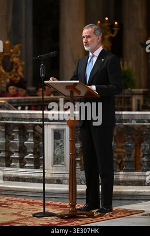 Le roi Felipe VI d'Espagne, accompagné de la reine Letizia, est nommé avec le titre de Protocanon de la basilique de Santa Maria Maggiore lors d'une cérémonie d'investiture dans la basilique de Rome, Italie, le 20 mars 2026. Il s'agit d'un titre honorifique traditionnellement détenu par le roi d'Espagne datant de Philippe IV en 1647. La cérémonie était présidée par l'archiprêtre de la basilique, le cardinal Rolandas Makrickas. La basilique Santa Maria Maggiore entretient une relation spéciale avec la monarchie espagnole depuis des siècles. En vertu de cette tradition historique, les chefs d'État espagnols symboliques Banque D'Images
