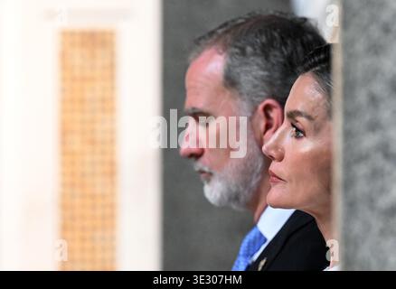 Le roi Felipe VI d'Espagne, accompagné de la reine Letizia, est nommé avec le titre de Protocanon de la basilique de Santa Maria Maggiore lors d'une cérémonie d'investiture dans la basilique de Rome, Italie, le 20 mars 2026. Il s'agit d'un titre honorifique traditionnellement détenu par le roi d'Espagne datant de Philippe IV en 1647. La cérémonie était présidée par l'archiprêtre de la basilique, le cardinal Rolandas Makrickas. La basilique Santa Maria Maggiore entretient une relation spéciale avec la monarchie espagnole depuis des siècles. En vertu de cette tradition historique, les chefs d'État espagnols symboliques Banque D'Images