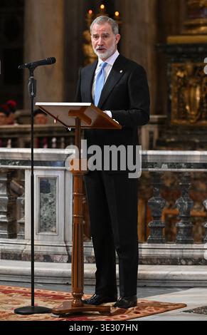 Le roi Felipe VI d'Espagne, accompagné de la reine Letizia, est nommé avec le titre de Protocanon de la basilique de Santa Maria Maggiore lors d'une cérémonie d'investiture dans la basilique de Rome, Italie, le 20 mars 2026. Il s'agit d'un titre honorifique traditionnellement détenu par le roi d'Espagne datant de Philippe IV en 1647. La cérémonie était présidée par l'archiprêtre de la basilique, le cardinal Rolandas Makrickas. La basilique Santa Maria Maggiore entretient une relation spéciale avec la monarchie espagnole depuis des siècles. En vertu de cette tradition historique, les chefs d'État espagnols symboliques Banque D'Images