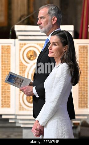 Le roi Felipe VI d'Espagne, accompagné de la reine Letizia, est nommé avec le titre de Protocanon de la basilique de Santa Maria Maggiore lors d'une cérémonie d'investiture dans la basilique de Rome, Italie, le 20 mars 2026. Il s'agit d'un titre honorifique traditionnellement détenu par le roi d'Espagne datant de Philippe IV en 1647. La cérémonie était présidée par l'archiprêtre de la basilique, le cardinal Rolandas Makrickas. La basilique Santa Maria Maggiore entretient une relation spéciale avec la monarchie espagnole depuis des siècles. En vertu de cette tradition historique, les chefs d'État espagnols symboliques Banque D'Images