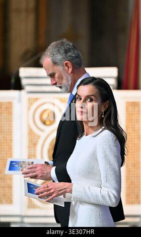 Le roi Felipe VI d'Espagne, accompagné de la reine Letizia, est nommé avec le titre de Protocanon de la basilique de Santa Maria Maggiore lors d'une cérémonie d'investiture dans la basilique de Rome, Italie, le 20 mars 2026. Il s'agit d'un titre honorifique traditionnellement détenu par le roi d'Espagne datant de Philippe IV en 1647. La cérémonie était présidée par l'archiprêtre de la basilique, le cardinal Rolandas Makrickas. La basilique Santa Maria Maggiore entretient une relation spéciale avec la monarchie espagnole depuis des siècles. En vertu de cette tradition historique, les chefs d'État espagnols symboliques Banque D'Images