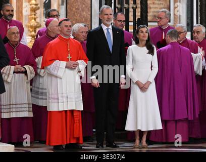 Le roi Felipe VI d'Espagne, accompagné de la reine Letizia, est nommé avec le titre de Protocanon de la basilique de Santa Maria Maggiore lors d'une cérémonie d'investiture dans la basilique de Rome, Italie, le 20 mars 2026. Il s'agit d'un titre honorifique traditionnellement détenu par le roi d'Espagne datant de Philippe IV en 1647. La cérémonie était présidée par l'archiprêtre de la basilique, le cardinal Rolandas Makrickas (à gauche). La basilique Santa Maria Maggiore entretient une relation spéciale avec la monarchie espagnole depuis des siècles. En vertu de cette tradition historique, les chefs d'État espagnols s Banque D'Images