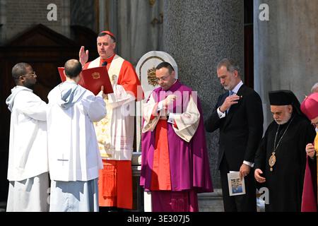 Le roi Felipe VI d'Espagne, accompagné de la reine Letizia, est nommé avec le titre de Protocanon de la basilique de Santa Maria Maggiore lors d'une cérémonie d'investiture dans la basilique de Rome, Italie, le 20 mars 2026. Il s'agit d'un titre honorifique traditionnellement détenu par le roi d'Espagne datant de Philippe IV en 1647. La cérémonie était présidée par l'archiprêtre de la basilique, le cardinal Rolandas Makrickas (à gauche). La basilique Santa Maria Maggiore entretient une relation spéciale avec la monarchie espagnole depuis des siècles. En vertu de cette tradition historique, les chefs d'État espagnols s Banque D'Images
