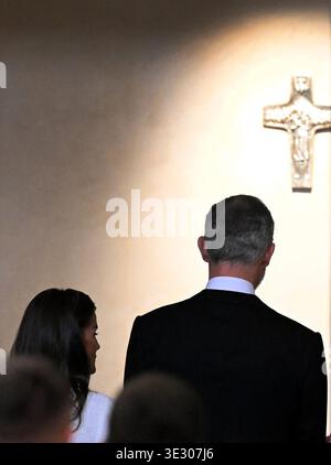 Le roi Felipe VI d'Espagne, accompagné de la reine Letizia, prie devant le tombeau du pape François après qu'il a été nommé avec le titre de Protocanon de la Basilique de Santa Maria Maggiore lors d'une cérémonie d'investiture dans la basilique de Rome, Italie, le 20 mars 2026. Il s'agit d'un titre honorifique traditionnellement détenu par le roi d'Espagne datant de Philippe IV en 1647. La cérémonie était présidée par l'archiprêtre de la basilique, le cardinal Rolandas Makrickas. La basilique Santa Maria Maggiore entretient une relation spéciale avec la monarchie espagnole depuis des siècles. En vertu de Banque D'Images