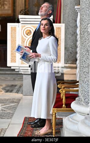 Le roi Felipe VI d'Espagne, accompagné de la reine Letizia, est nommé avec le titre de Protocanon de la basilique de Santa Maria Maggiore lors d'une cérémonie d'investiture dans la basilique de Rome, Italie, le 20 mars 2026. Il s'agit d'un titre honorifique traditionnellement détenu par le roi d'Espagne datant de Philippe IV en 1647. La cérémonie était présidée par l'archiprêtre de la basilique, le cardinal Rolandas Makrickas. La basilique Santa Maria Maggiore entretient une relation spéciale avec la monarchie espagnole depuis des siècles. En vertu de cette tradition historique, les chefs d'État espagnols symboliques Banque D'Images