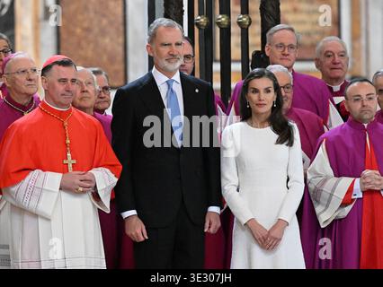 Le roi Felipe VI d'Espagne, accompagné de la reine Letizia, est nommé avec le titre de Protocanon de la basilique de Santa Maria Maggiore lors d'une cérémonie d'investiture dans la basilique de Rome, Italie, le 20 mars 2026. Il s'agit d'un titre honorifique traditionnellement détenu par le roi d'Espagne datant de Philippe IV en 1647. La cérémonie était présidée par l'archiprêtre de la basilique, le cardinal Rolandas Makrickas (à gauche). La basilique Santa Maria Maggiore entretient une relation spéciale avec la monarchie espagnole depuis des siècles. En vertu de cette tradition historique, les chefs d'État espagnols s Banque D'Images
