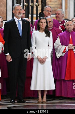 Le roi Felipe VI d'Espagne, accompagné de la reine Letizia, est nommé avec le titre de Protocanon de la basilique de Santa Maria Maggiore lors d'une cérémonie d'investiture dans la basilique de Rome, Italie, le 20 mars 2026. Il s'agit d'un titre honorifique traditionnellement détenu par le roi d'Espagne datant de Philippe IV en 1647. La cérémonie était présidée par l'archiprêtre de la basilique, le cardinal Rolandas Makrickas. La basilique Santa Maria Maggiore entretient une relation spéciale avec la monarchie espagnole depuis des siècles. En vertu de cette tradition historique, les chefs d'État espagnols symboliques Banque D'Images