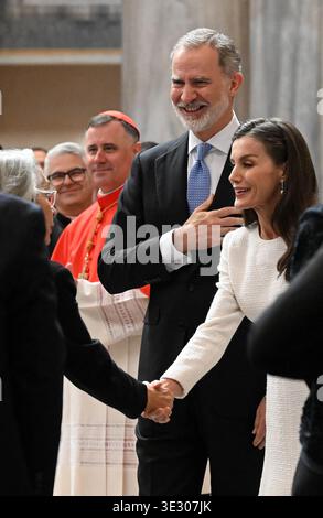 Le roi Felipe VI d'Espagne, accompagné de la reine Letizia, est nommé avec le titre de Protocanon de la basilique de Santa Maria Maggiore lors d'une cérémonie d'investiture dans la basilique de Rome, Italie, le 20 mars 2026. Il s'agit d'un titre honorifique traditionnellement détenu par le roi d'Espagne datant de Philippe IV en 1647. La cérémonie était présidée par l'archiprêtre de la basilique, le cardinal Rolandas Makrickas (à gauche). La basilique Santa Maria Maggiore entretient une relation spéciale avec la monarchie espagnole depuis des siècles. En vertu de cette tradition historique, les chefs d'État espagnols s Banque D'Images